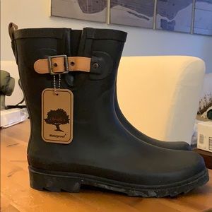 Chooka mid height rain boots. Size 10.